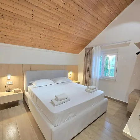 Center Duplex Penthouse For 9 * Τίρανα